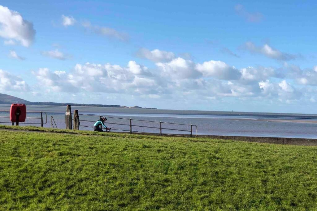 Cockledora, A Luxury Ground Floor Beachfront Apartment Llanelli Exterior foto